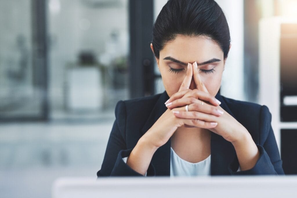 Image highlighting common mistakes to avoid when producing annual reports, ensuring quality and compliance.