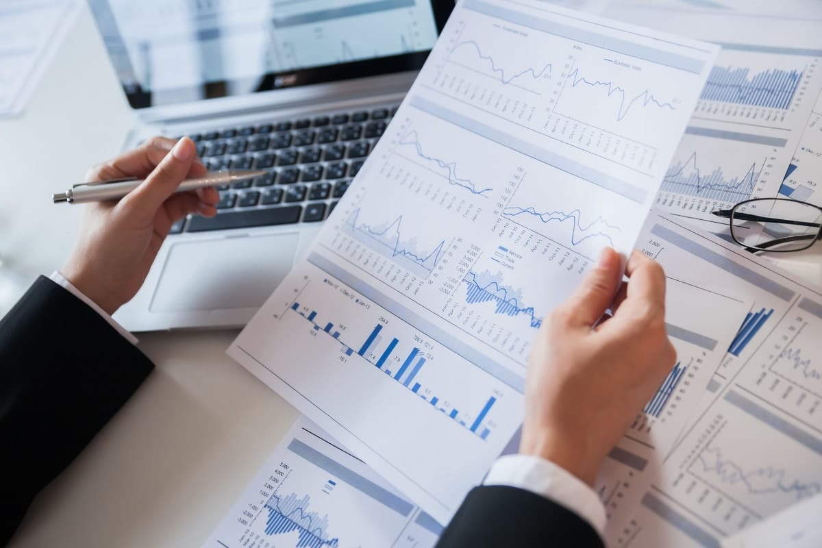 Step-by-step guide to writing the perfect annual report, focusing on clarity, engagement, and structure.